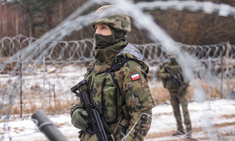 폴란드 군인이 국경에 설치된 철조망 지대를 순찰하고 있다. 게티이미지
