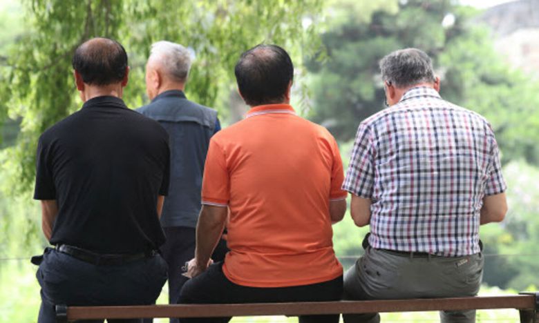 경기 수원시 한 공원에서 어르신들이 담소를 나누고 있다. 뉴스1