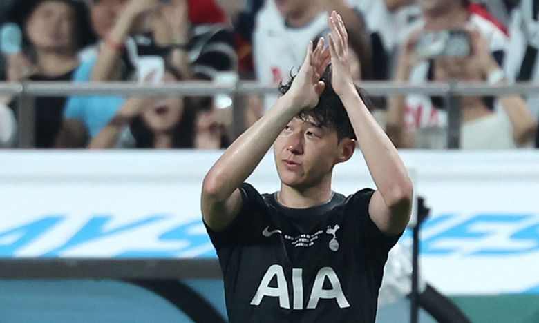 10년 만에 토트넘 떠나는 손흥민… 끝내 눈물 토트넘 홋스퍼의 손흥민이 3일 서울 마포구 서울월드컵경기장에서 열린 ‘2025 쿠팡플레이 시리즈’ 뉴캐슬 유나이티드와의 프리시즌 경기 후반전에 눈시울이 붉어진 상태로 그라운드를 나가고 있다. 전날 열린 기자회견에서 2015년 이적해 10년 간 뛰어온 토트넘을 올여름 떠나겠다고 밝힌 손흥민에게 이날 경기는 토트넘 유니폼을 입고 뛰는 마지막 경기가 될 가능성이 높다. 뉴스1