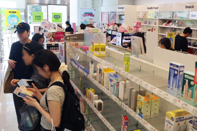 지난달 27일 민생회복 소비쿠폰 사용 가능 매장인 서울 시내 한 올리브영 가맹점 진열대가 텅 비어 있다. 연합뉴스