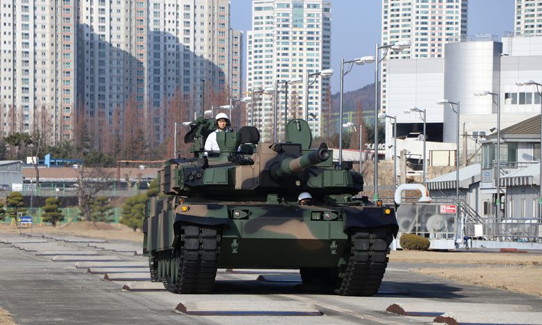 현대로템 공장에서 생산된 K-2GF 전차가 주행시험을 하고 있다. 현대로템 제공