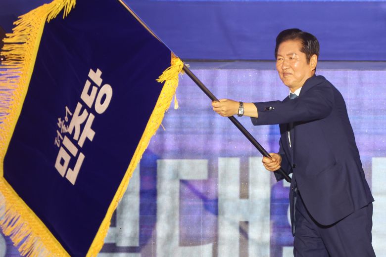 더불어민주당 정청래 신임 당대표가 2일 고양 킨텍스에서 열린 전국당원대회에서 당대표직 수락연설을 하고 있다.    연합뉴스