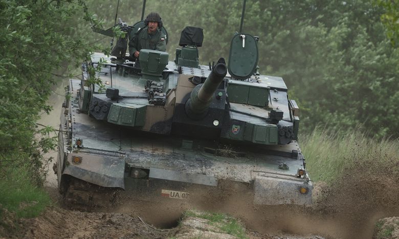 폴란드군 K-2GF 전차가 험지기동훈련을 하고 있다. 로이터연합뉴스