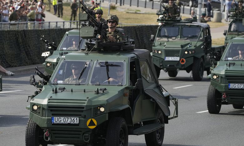 폴란드 군용차량이 도로를 이동하고 있다. AP통신