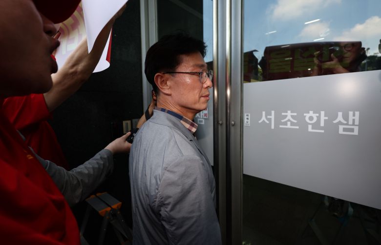 임성근 전 해병대 1사단장이 지난달 29일 업무상과실치사상 사건 신속 결정 요청서 제출을 위해 서울 서초구 순직해병특검을 찾았지만 출입문이 잠겨 들어가지 못하고 있다.   연합뉴스