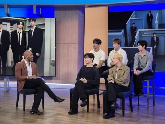 몬스타엑스가 LA 아침 뉴스에 출연해 앵커와 인터뷰를 하고 있다. 스타쉽엔터테인먼트