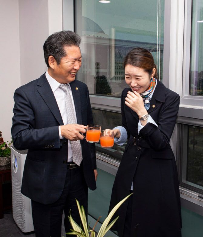 더불어민주당 정청래 당대표와 강선우 의원. 2020년 11월 정 대표가 자신의 소셜미디어에 강 의원에 대한 후원을 요청하며 올린 사진. 정청래 대표 SNS