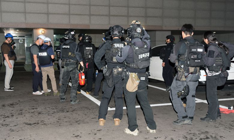 지난 7월 21일 인천 송도국제도시 아파트에서 60대 남성이 아들을 사제총기로 살해한 뒤 체포됐다. 경찰이 21일 집에 폭발물을 설치했다는 피의자 진술을 토대로 서울 도봉구 피의자 자택을 수색하고 있다. 서울소방재난본부 제공