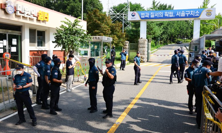 지난 1일 경기 의왕시 서울구치소에서 경찰이 경계근무를 서고 있다. 뉴시스