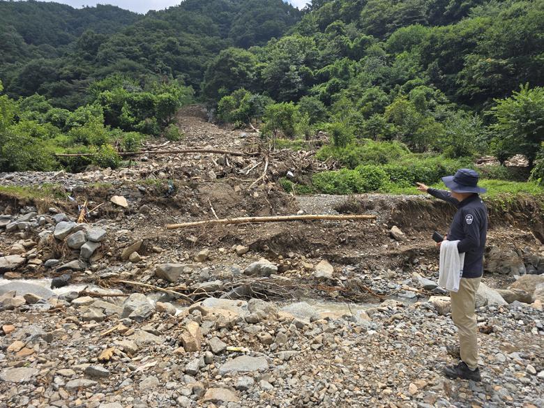 서성동 경남 산청군 내수마을 이장이 지난달 내린 ‘괴물 폭우’로 산사태가 발생한 현장을 가리키고 있다.