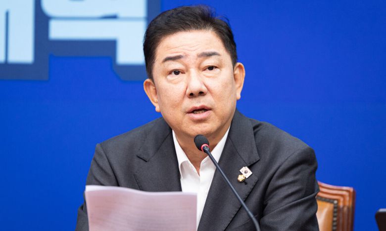 김병기 더불어민주당 원내대표가 4일 서울 여의도 국회에서 열린 최고위원회의에서 모두 발언을 하고 있다. 뉴스1