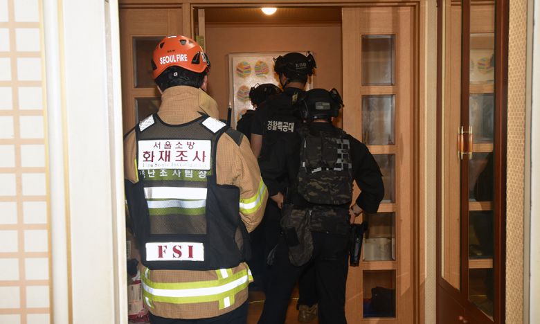 지난 7월 21일 인천 송도국제도시 아파트에서 60대 남성이 아들을 사제총기로 살해한 뒤 체포됐다. 사진은 경찰이 21일 집에 폭발물을 설치했다는 피의자 진술을 토대로 서울 도봉구 피의자 자택을 수색하는 모습. 서울소방재난본부 제공