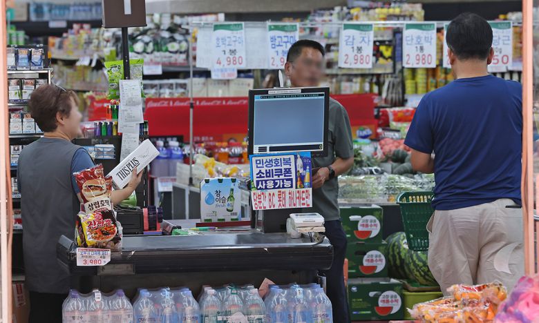 서울 마포구에 위치한 한 동네 슈퍼마켓에 민생회복 소비쿠폰 사용 안내 문구가 적혀있다. 뉴스1
