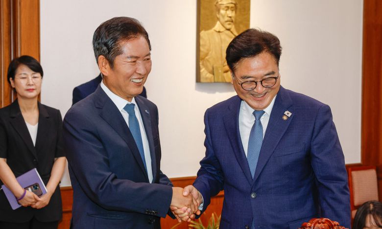 정청래 더불어민주당 대표가 5일 서울 여의도 국회에서 우원식 국회의장을 예방하고 있다. 공동취재사진