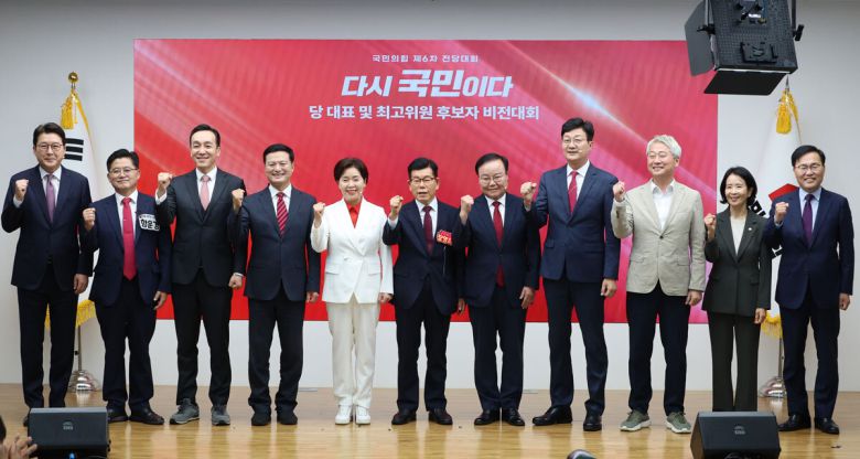 지난 3일 서울 여의도 국민의힘 당사에서 열린 제6차 전당대회 후보자 비전대회에서 최고위원 후보들이 파이팅을 외치며 기념촬영 하고 있다. 왼쪽부터 신동욱·함운경·김민수·김태우·양향자·장영하·김재원·손범규·김근식·최수진·홍석준 최고위원 후보. 연합뉴스