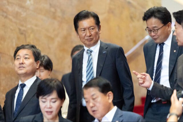 더불어민주당 정청래 대표(가운데)가 지난 4일 국회 본회의에서 국민의힘이 방송법 개정안에 대한 필리버스터(무제한토론)를 시작하자 회의장을 나서고 있다. 뉴스1