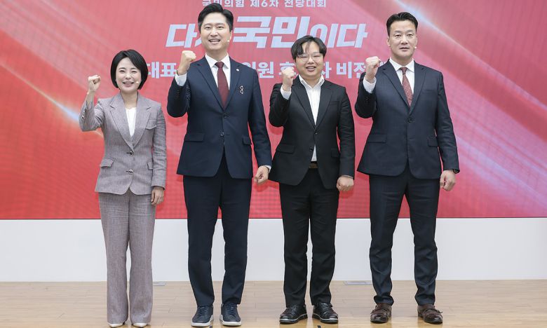 지난 4일 서울 여의도 국민의힘 당사에서 열린 제6차 전당대회 청년최고위원 후보자 비전대회에서 4명의 청년최고위원 후보들이 기념 촬영을 하고 있다. 왼쪽부터 손수조·우재준·최우성·박홍준 후보. 국민의힘 제공