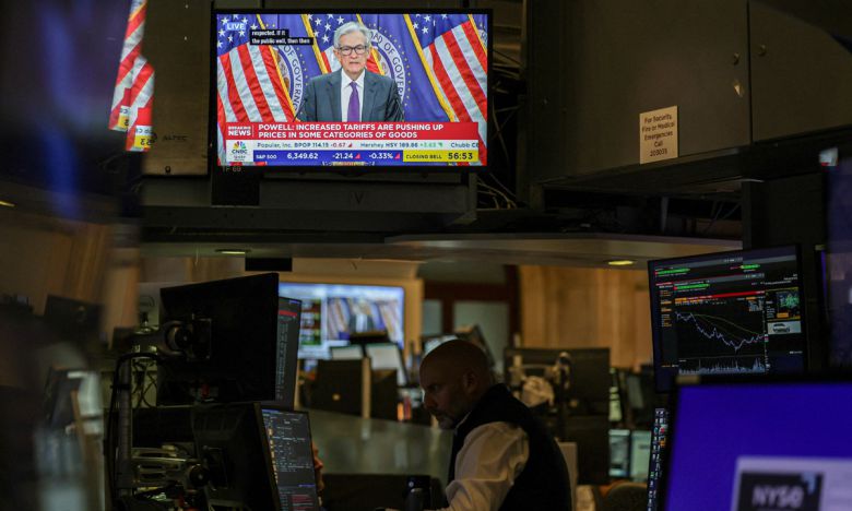 미국 뉴욕의 뉴욕증권거래소에서 파월 연방준비제도이사회 의장 발표가 화면에 송출되는 가운데 한 트레이더가 일하고 있다. 로이터연합뉴스