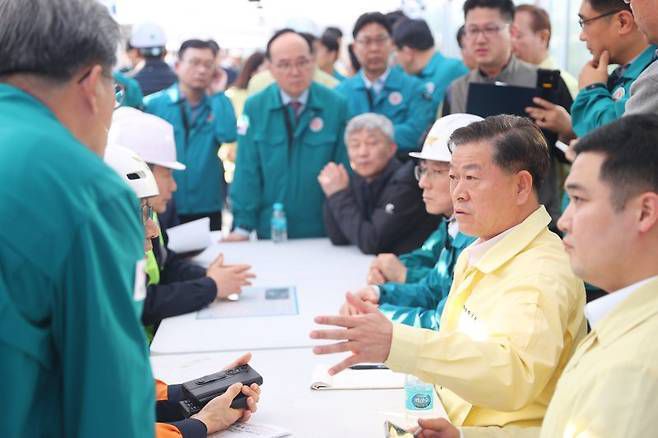 박승원 광명시장(앞줄 오른쪽 두 번째)이 신안산선 광명구간 붕괴 현장에서 안전조치에 대해 질의하고 있다. 광명시 제공