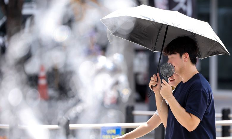 더운 날씨가 이어지고 있는 5일 대구 중구 동성로에서 양산을 쓴 시민들이 이동하고 있다. 뉴시스