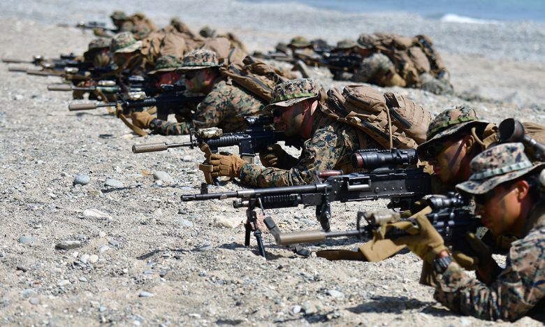 6일 경북 포항시 북구 송라면 해안에서 실시된 한·미 해병대 상륙훈련에서 미 해병대원들이 가상의 적과 교전을 준비하고 있다. 포항=뉴스1