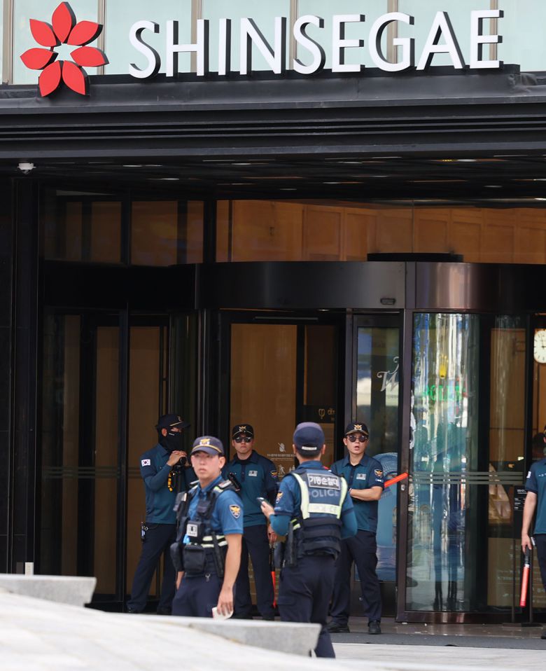 5일 오후 서울 중구 신세계백화점 본점에 폭발물을 설치했다는 신고가 접수돼 경찰이 주변을 통제하고 있다. 뉴시스