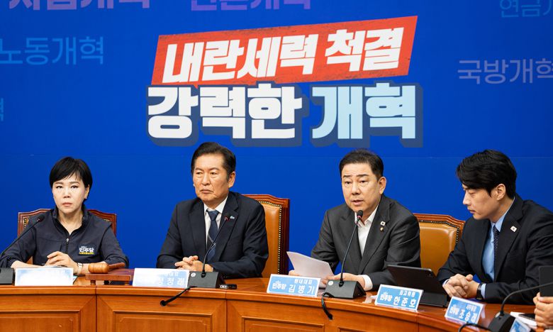 더불어민주당 김병기 원내대표가 6일 서울 여의도 국회에서 열린 최고위원회의에서 모두 발언을 하고 있다. 뉴스1