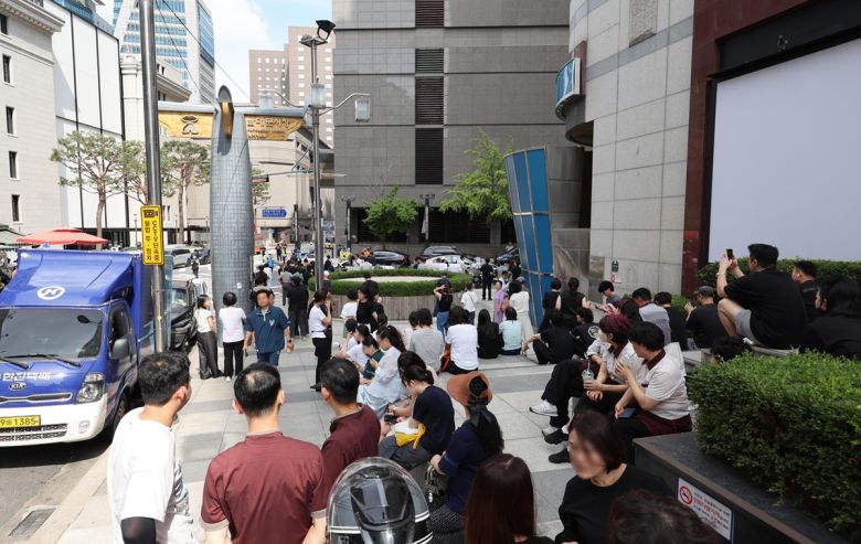 5일 오후 서울 중구 신세계백화점 본점에 폭발물을 설치했다는 신고가 접수돼 이용객들이 건물 밖으로 대피해 있다. 뉴시스