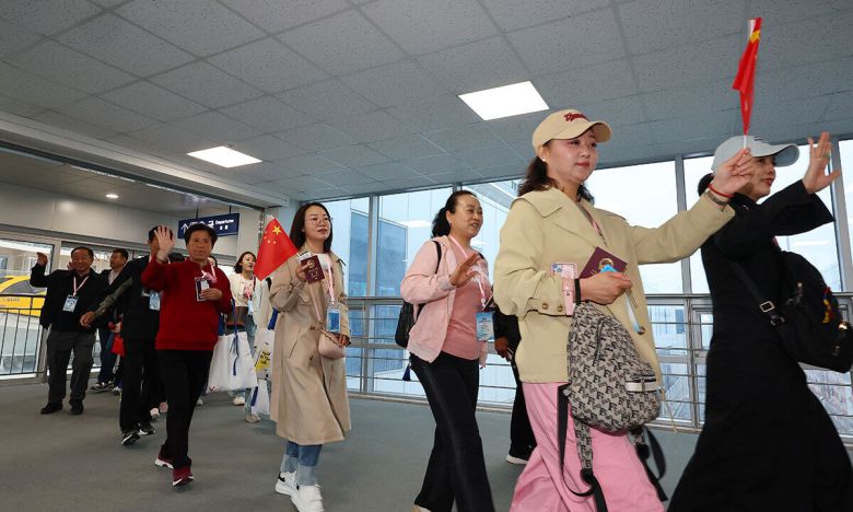 지난 2024년 5월 7일 인천항에 도착한 크루즈 스펙트럼오브더씨호(Spectrum of the seas·16만9천t급)를 타고 온 중국 단체 관광객들이 입국하고 있다. 연합뉴스