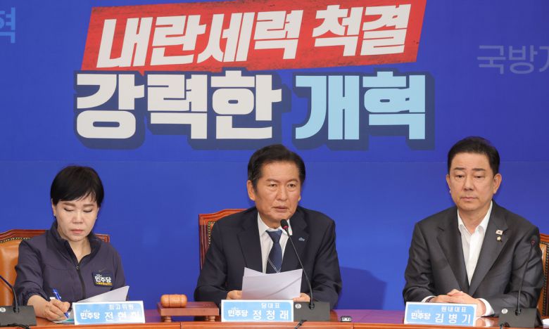 정청래 더불어민주당 대표가 6일 서울 여의도 국회에서 열린 최고위원회의에서 발언하고 있다. 이재문 기자