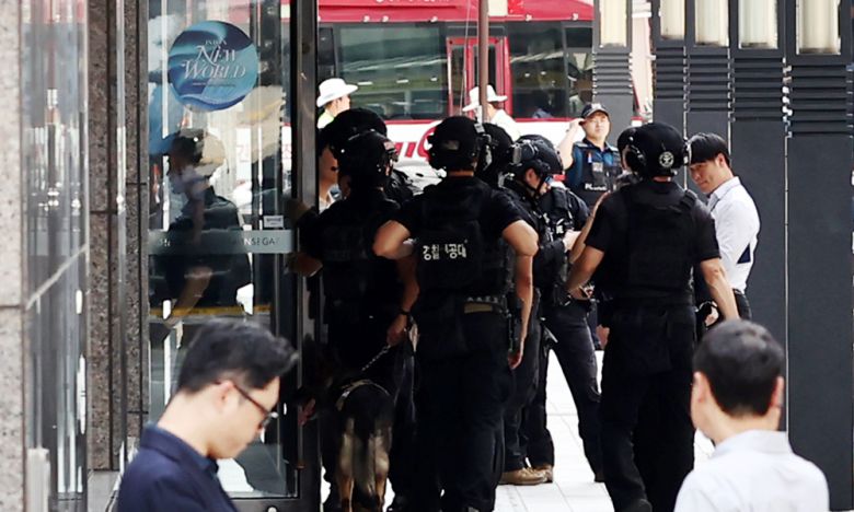 지난 5일 서울 중구 명동 신세계백화점 본점에 폭발물을 설치했다는 협박 글이 인터넷 커뮤니티에 올라와 신고받고 출동한 경찰이 수색에 나서고 있다. 연합뉴스