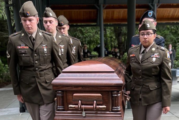 2024년 9월 미국 워싱턴주 켄트 타호마 국립묘지에서 6·25 전쟁 참전용사 프레드릭 아서 히긴스(1931∼1951) 육군 상병이 의장병들에 의해 옮겨지고 있다. 히긴스는 전사 후 72년이 흐른 2003년에야 유해의 신원이 확인돼 고향으로 돌아갔다. SNS 캡처