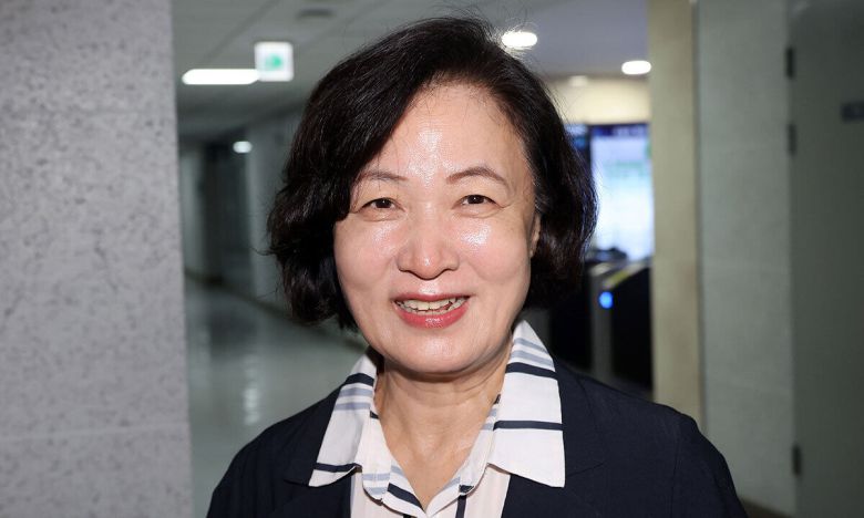 국회 법제사법위원회 위원장에 내정된 더불어민주당 추미애 의원이 6일 서울 여의도 국회 의원회관 내 자신의 의원실로 들어가고 있다. 연합뉴스