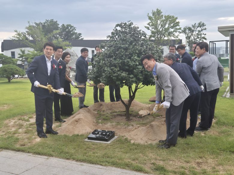 6일 오후 포항 구룡포과메기문화관 광장에서 '광복 80주년 기념 제주-경북 해양문화협력 및 교류행사'에서 동백나무 증정 및 기념식수 행사가 열리고 있다.
