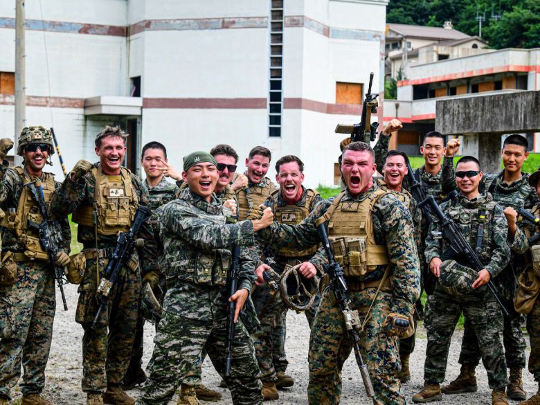 한미 해병대 장병들이 KMEP 연합보병훈련 종료 후 서로를 격려하며 파이팅을 외치고 있다.