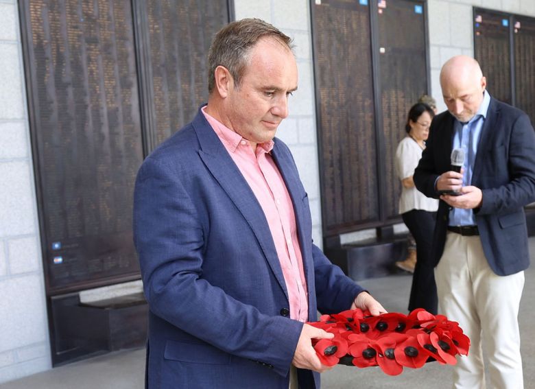 지난 5일 서울 용산 전쟁기념관을 방문한 영국 공군의 앨런 마샬 항공우주사령관(중장)이 6·25 전쟁 당시 영국군 전사자 이름이 새겨진 명비에 헌화하고 있다. 전쟁기념사업회 제공