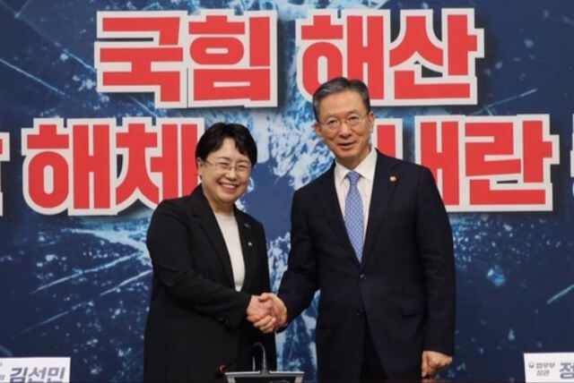 조국혁신당 김선민 당대표 권한대행(왼쪽)이 지난 6일 국회에서 정성호 법무부 장관을 접견하며 인사하고 있다. 조국혁신당 제공