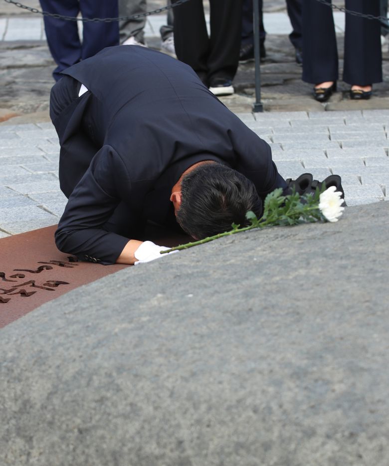 정청래 더불어민주당 대표가 7일 오전 경남 김해시 진영읍 봉하마을을 찾아 고 노무현 전 대통령 묘역을 참배하고 있다. 김해=뉴스1