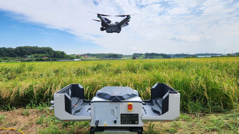 논두렁에 설치한 드론 스테이션 스스로 이륙해 입력한 궤도에 따라 참새떼 쫓기에 나서는 드론.