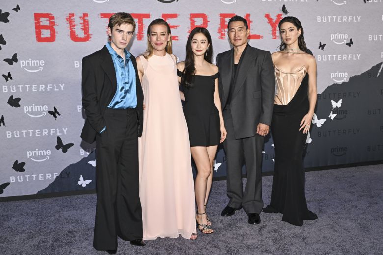 배우 김태희(가운데)가 5일(현지 시간) 미국 뉴욕의 리걸 유니언 스퀘어에서 열린 아마존의 프라임 비디오 시리즈 '버터플라이' 월드 프리미어에 참석해 출연진과 포토타임을 갖고 있다. AP뉴시스