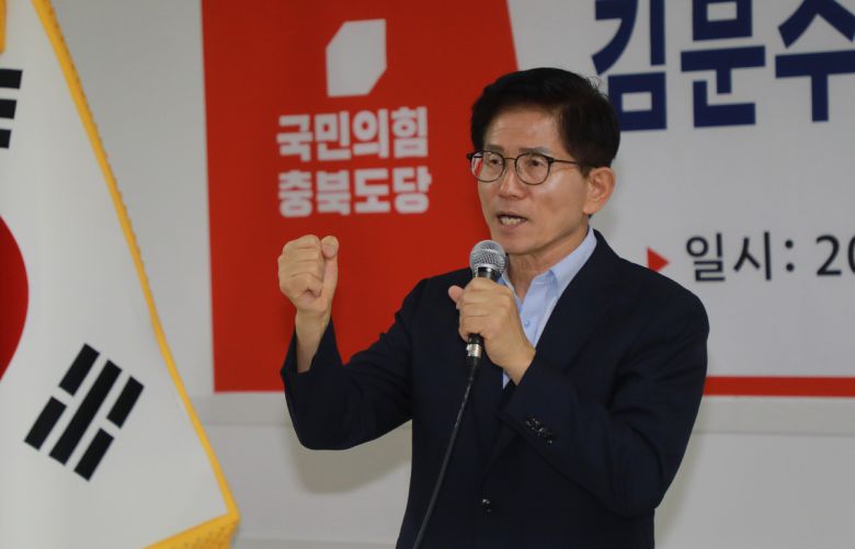 국민의힘 김문수 당대표 후보가 7일 충북도당에서 당원 간담회를 하고 있다. 청주=뉴스1
