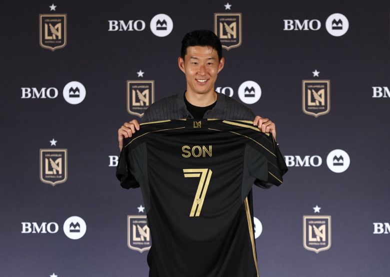 영국 프리미어리그를 떠나 미국 프로축구리그(MLS) 로스앤젤레스 FC에 입단하기로 확정한 손흥민이 7일 새 유니폼을 든 채 기념촬영을 하고 있다.   세계일보 자료사진