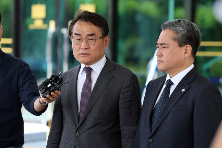 윤석열 전 대통령 법률대리인단(배보윤·송진호 변호사)이 7일 오후 서울 서초구 고등검찰청 앞에서 김건희 특검팀(특별검사 민중기)의 윤 전 대통령 2차 체포영장 집행 관련 기자회견을 하고 있다. 뉴스1