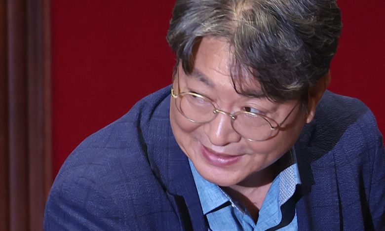 차명 주식거래 의혹을 받는 더불어민주당 이춘석 의원이 5일 국회 본회의에서 방송법 일부개정법률안 관련 필리버스터 종결 동의를 표결하는 투표를 하고 있다. 연합뉴스