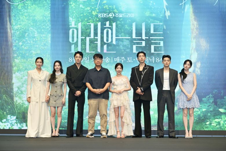 6일 서울 구로구 더 세인트에서 열린 KBS 2TV 새 주말드라마 ‘화려한 날들’ 제작발표회에서 배우 이태란, 박정연, 정일우, 김형석 감독, 배우 정인선, 윤현민, 손상연, 신수현이 포즈를 취하고 있다. KBS 제공