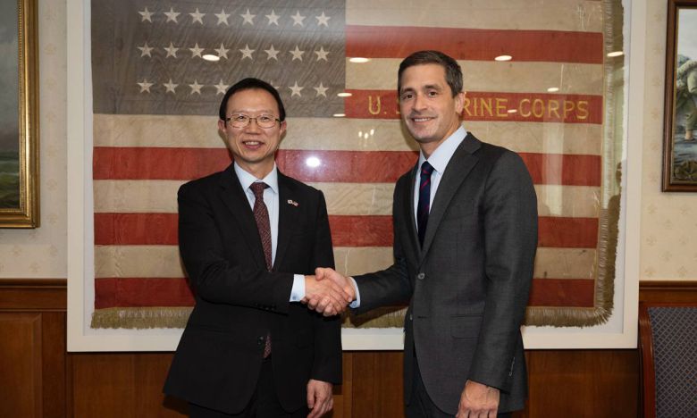 강환석 방위사업청 차장과 제이슨 포터 미 해군성 연구개발획득차관보가 미 워싱턴 소재 해군성에서 면담 후 기념촬영 중이다. 방위사업청 제공
