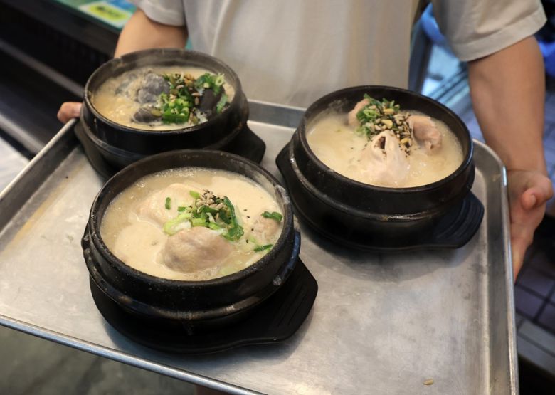 말복을 하루 앞둔 8일 서울의 한 삼계탕 전문점에서 직원이 서빙을 하고 있다. 뉴시스