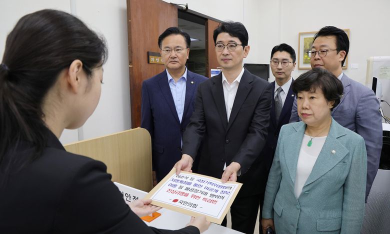 국민의힘 주진우 의원 등 법사위원들이 지난 7일 서울 여의도 국회 의안과에서 '이춘석 등 국정기획위원회의 차명계좌를 통한 미공개 정보 이용 등 불공정거래 행위의 진상규명을 위한 특검법'을 제출하고 있다. 연합뉴스