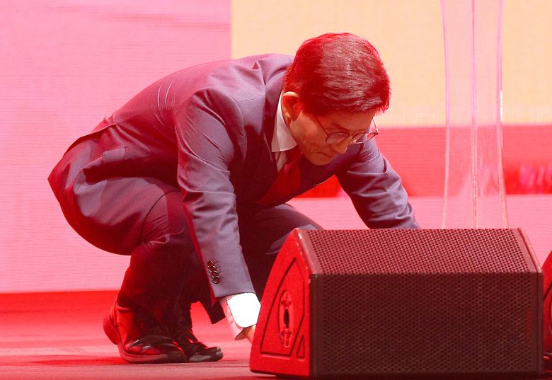 국민의힘 김문수 당대표 후보가 8일 대구 북구 엑스코에서 열린 국민의힘 제6차 전당대회 대구·경북 합동연설회에서 정견 발표 중 당원에게 큰절하고 있다. 대구=연합뉴스