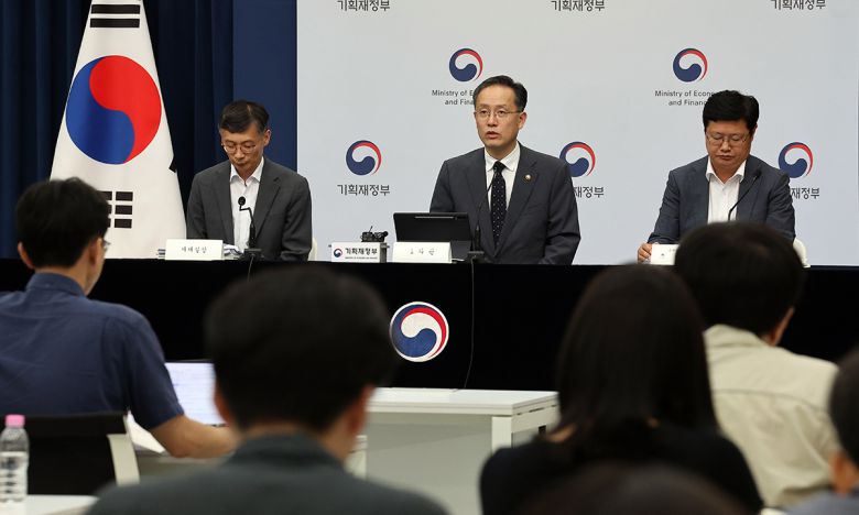 이형일 기획재정부 1차관이 7월 29일 정부세종청사 민원동 브리핑실에서 2025 세제 개편안 상세 브리핑을 하고 있다. 오른쪽부터 조만희 조세총괄정책관, 이 차관, 박금철 세제실장. 연합뉴스